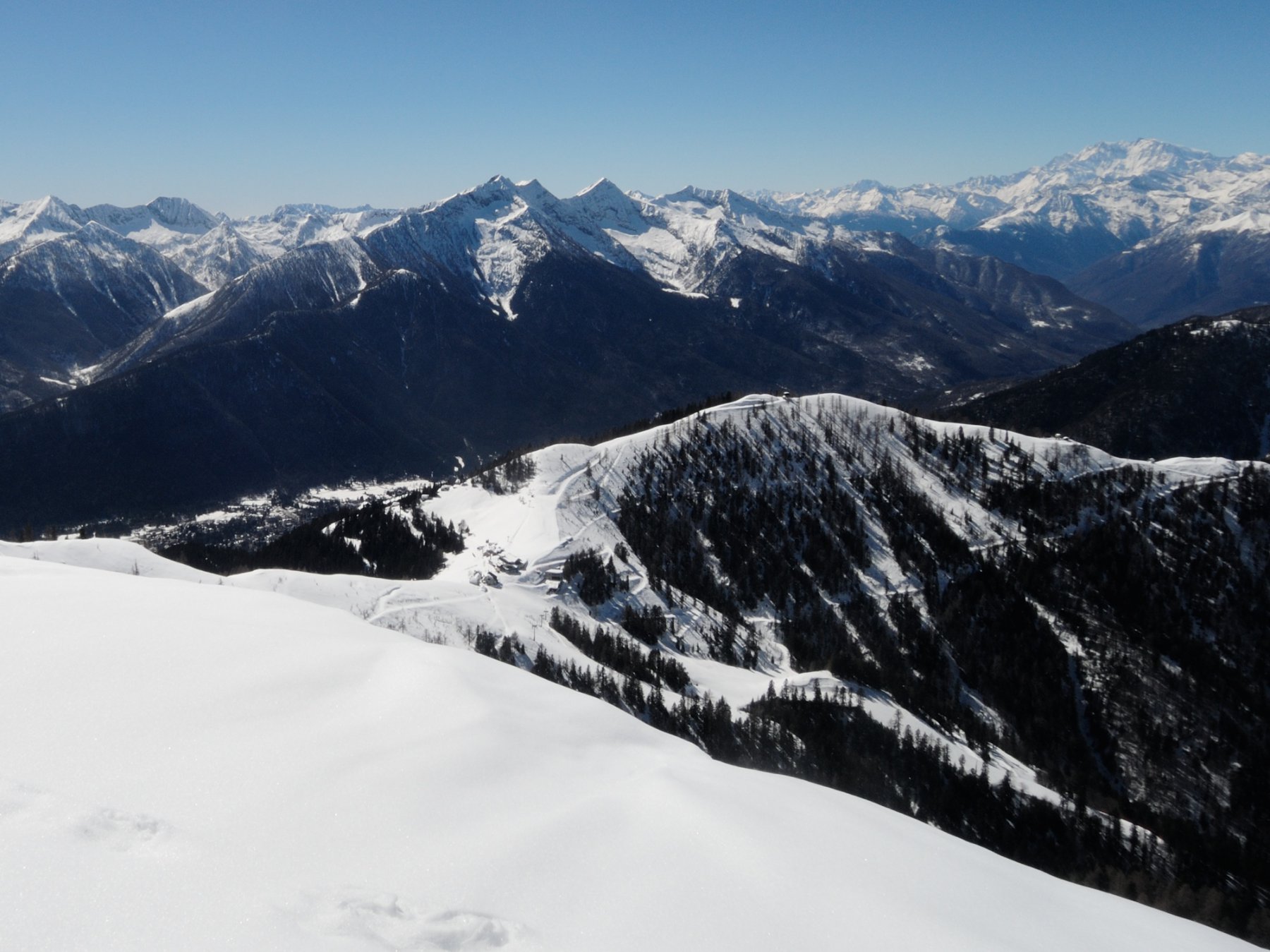 Dalla vetta le piste della Piana deserte