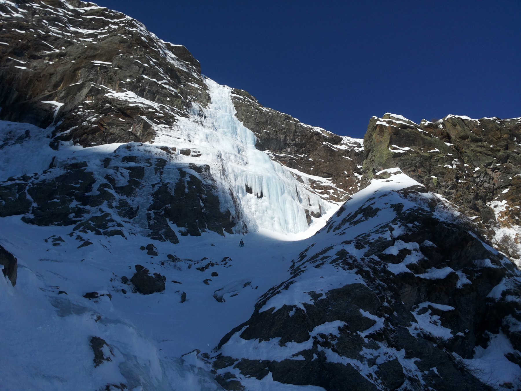 Passaggio difianco la cascata di ghiaccio