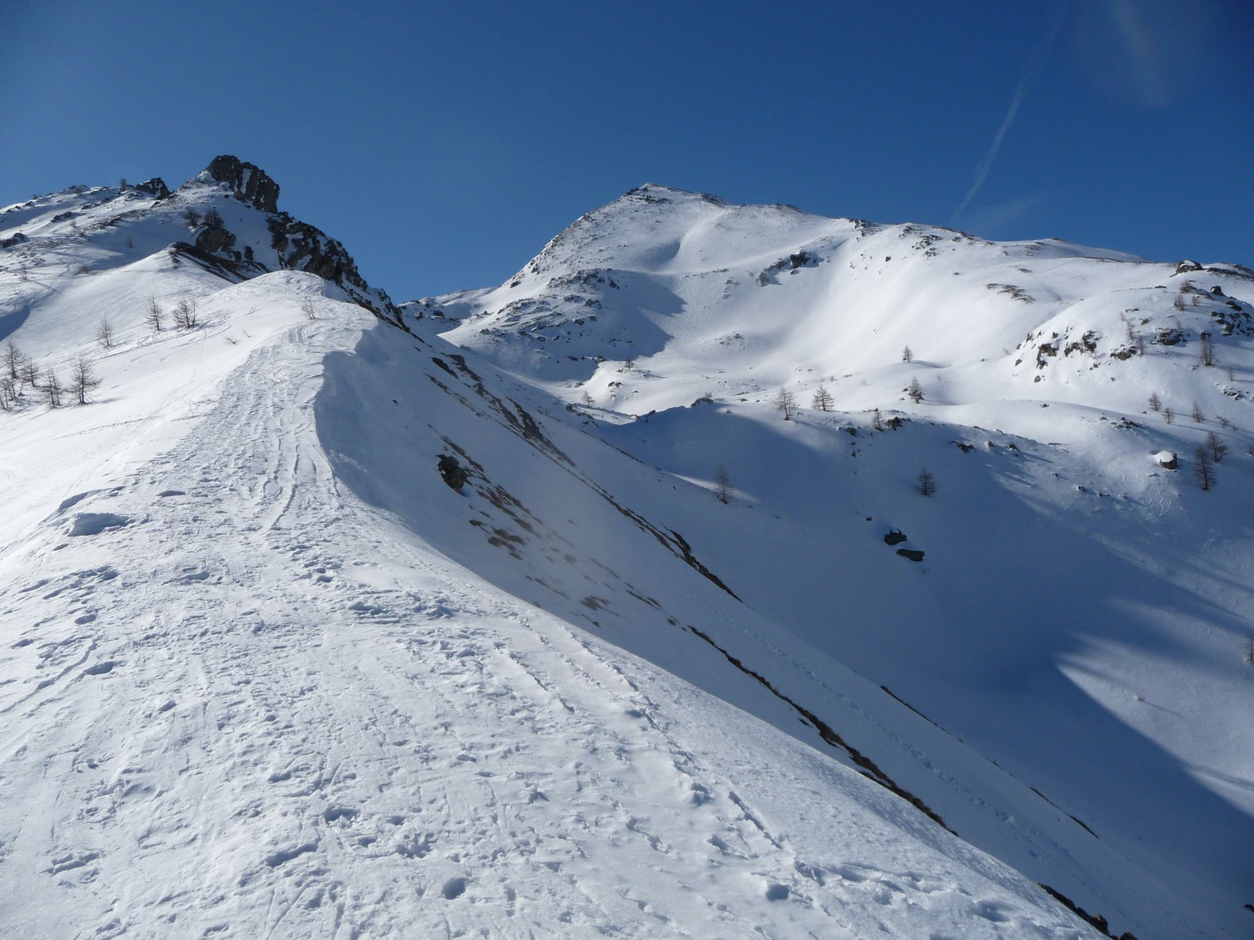 dal costone a 2250 m si vede Cima delle Lose a destra e la quota 2431 a sinistra