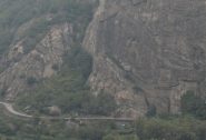 al centro della foto, sopra il bosco la parete della via