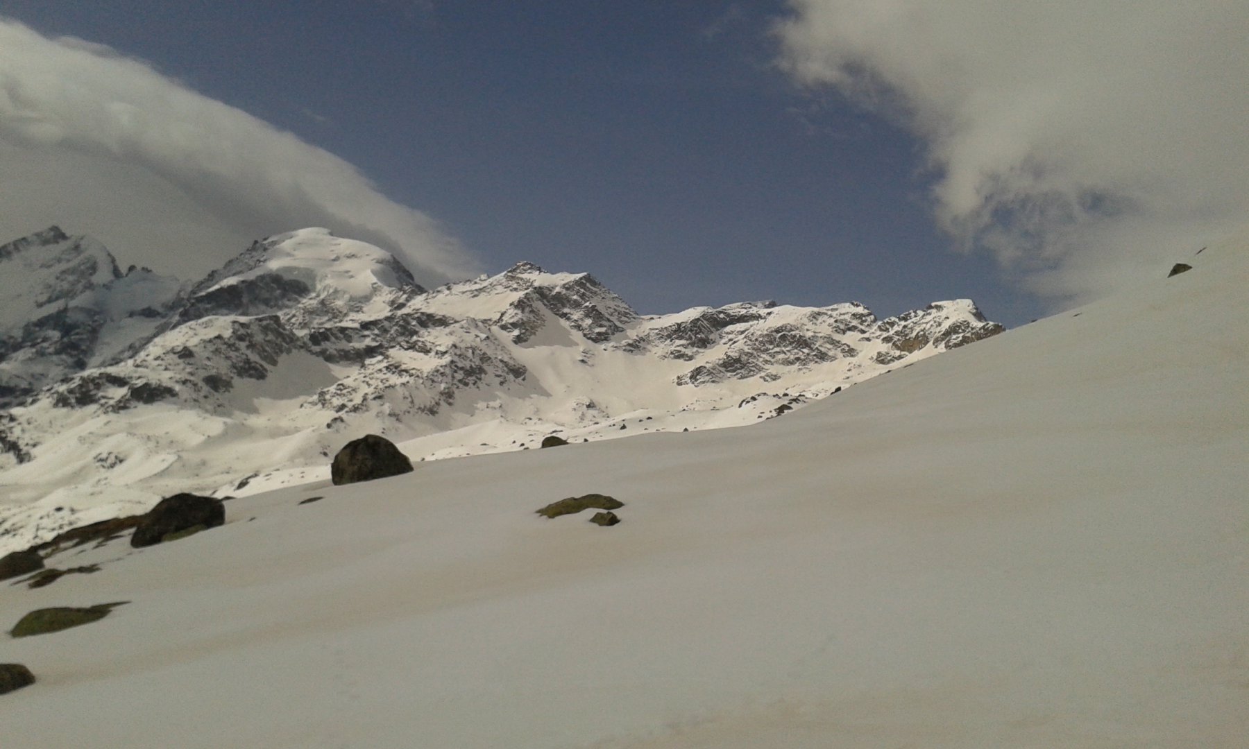Sugli aperti pendii a metà percorso