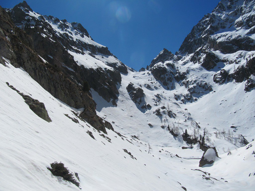 i pendii sostenuti che risalgono il vallone di salita