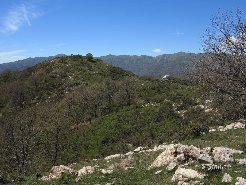 Il Monte Acquarone e la chiesetta al valico