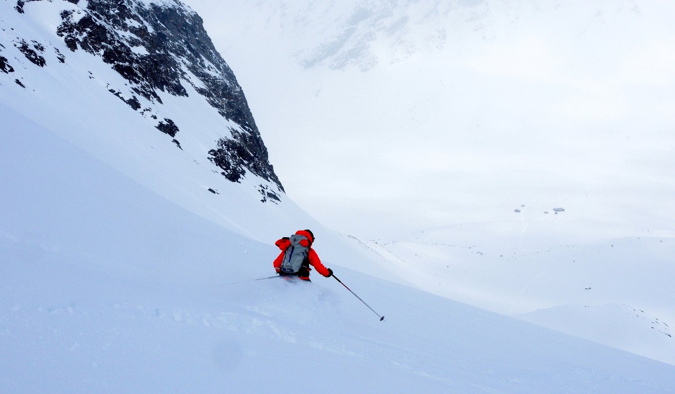 discesa su neve polverosa sul Isfallsglaciar