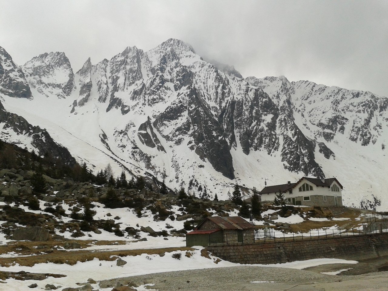 La parete del M. Foppa dal rifugio Lissone: fra i canali più evidenti a sinistra della vetta, l'occidentale è il più a destra