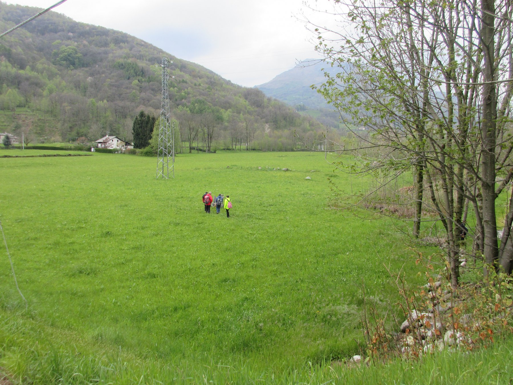 Trausella, nei pressi del cippo posto tra il ponte e il paese