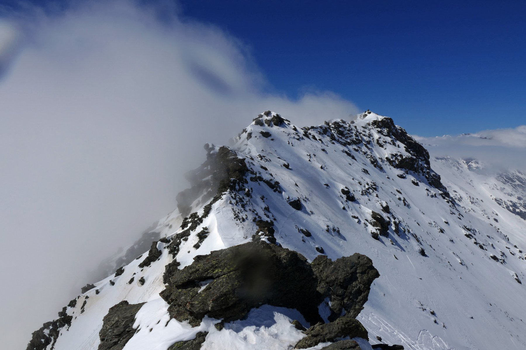 La cresta che porta alla punta Valfredda e le nubi incombenti