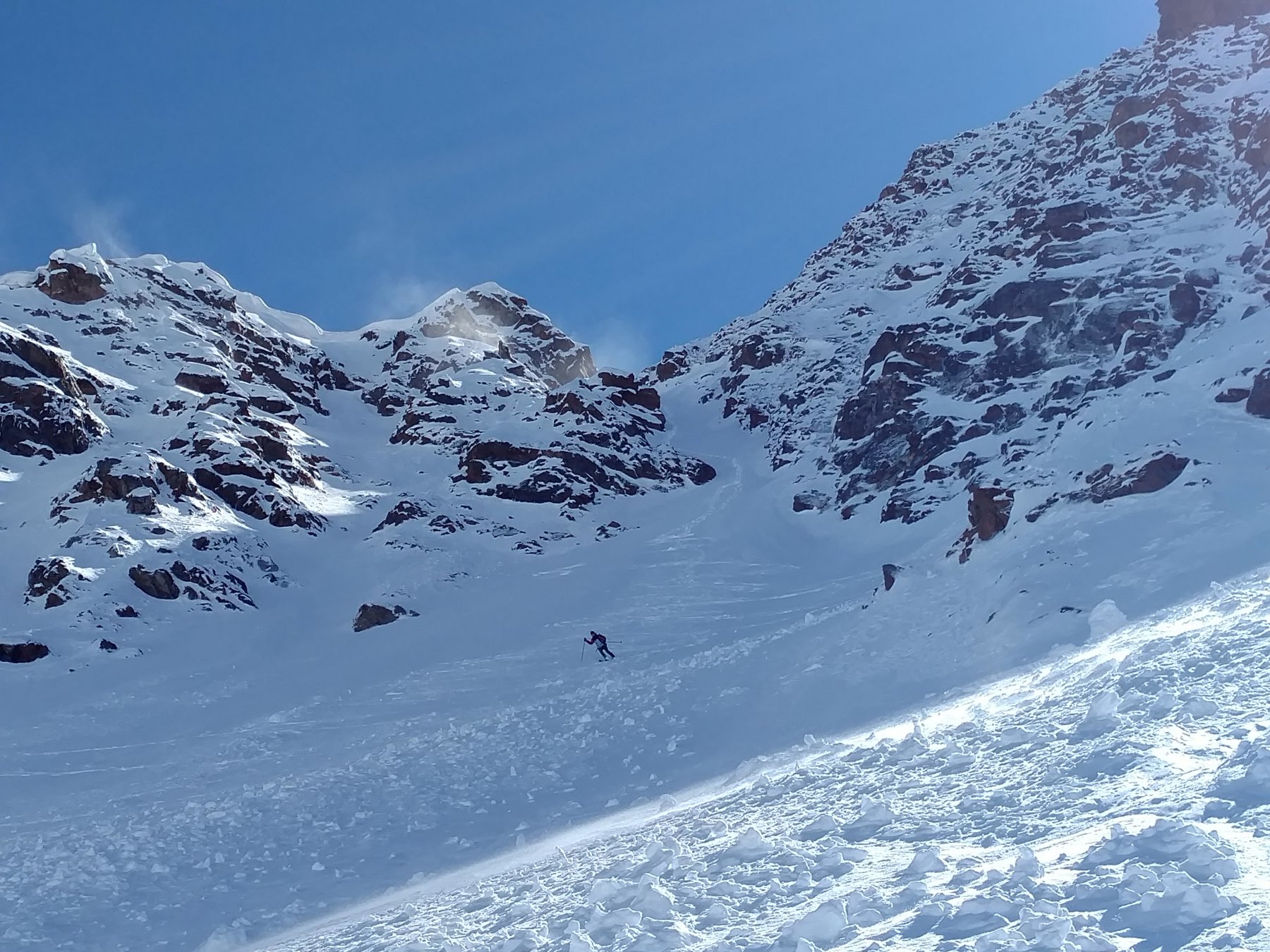 In discesa, alle spalle il canale di salita 