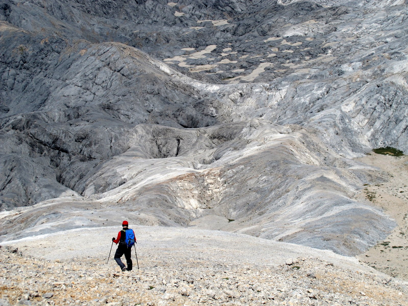Scendendo verso la valle di Mavri Lakki.