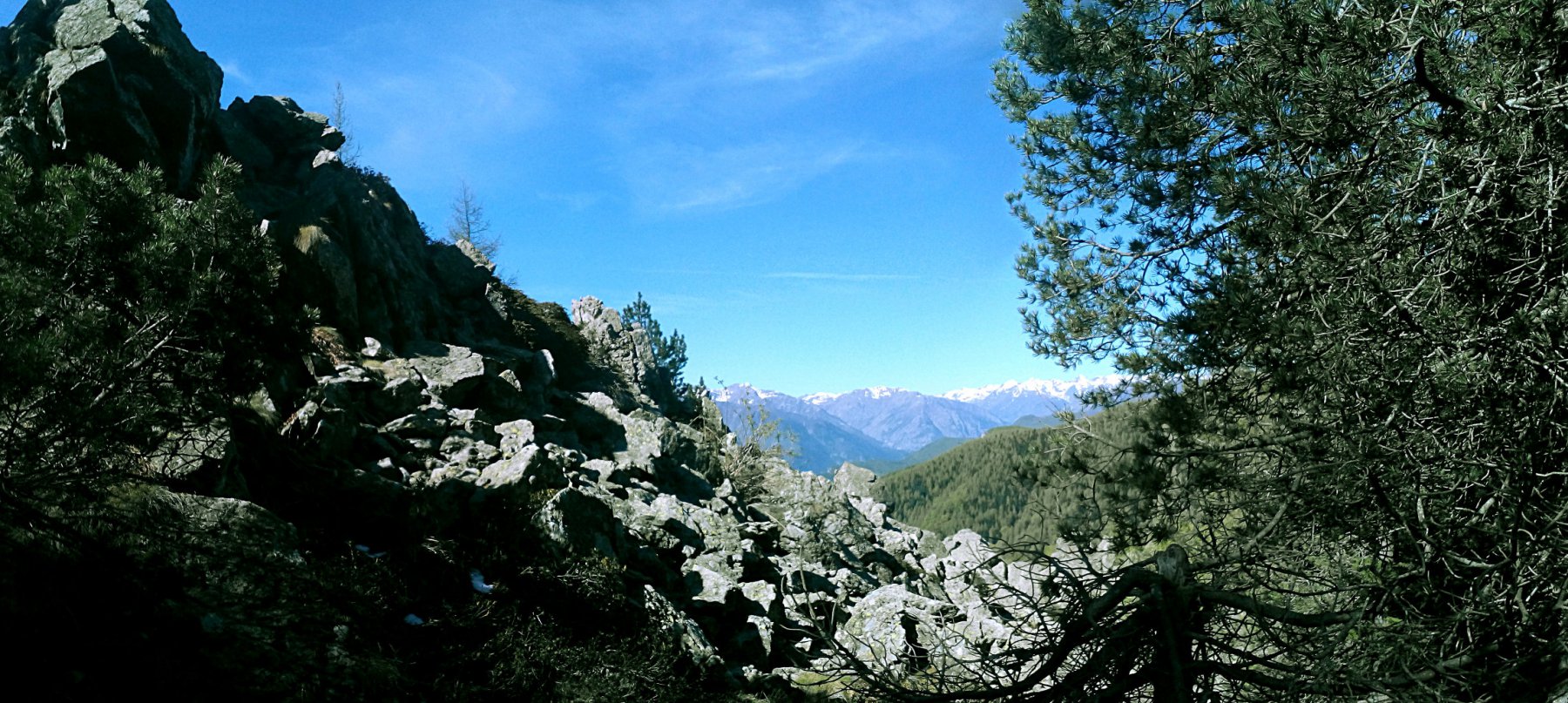 Gli scorci verso la Valle Stura, passando sotto il Beccas.