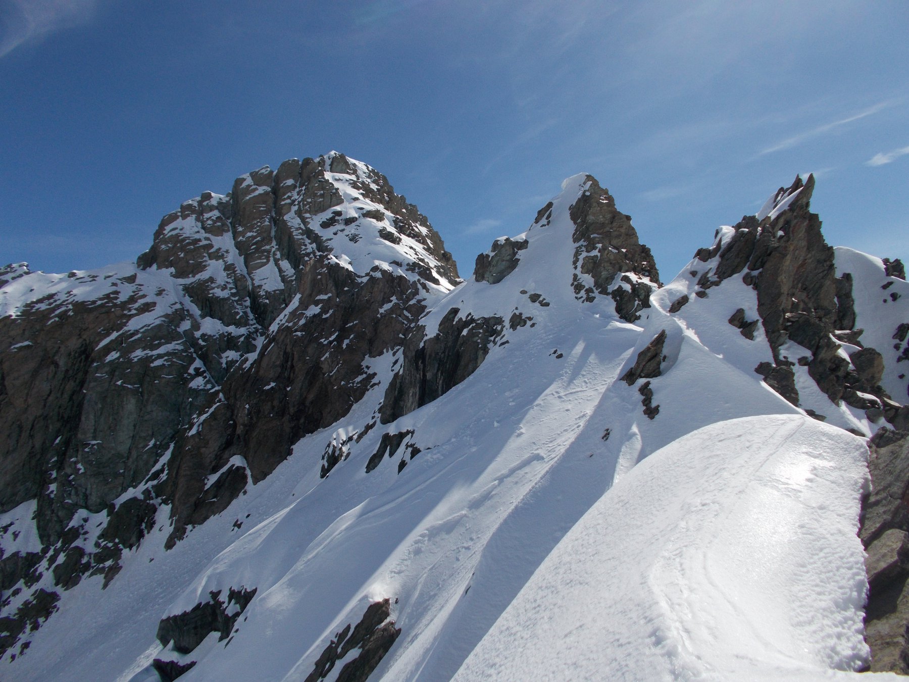 la cresta e le sue elevazioni nella sua meta'..