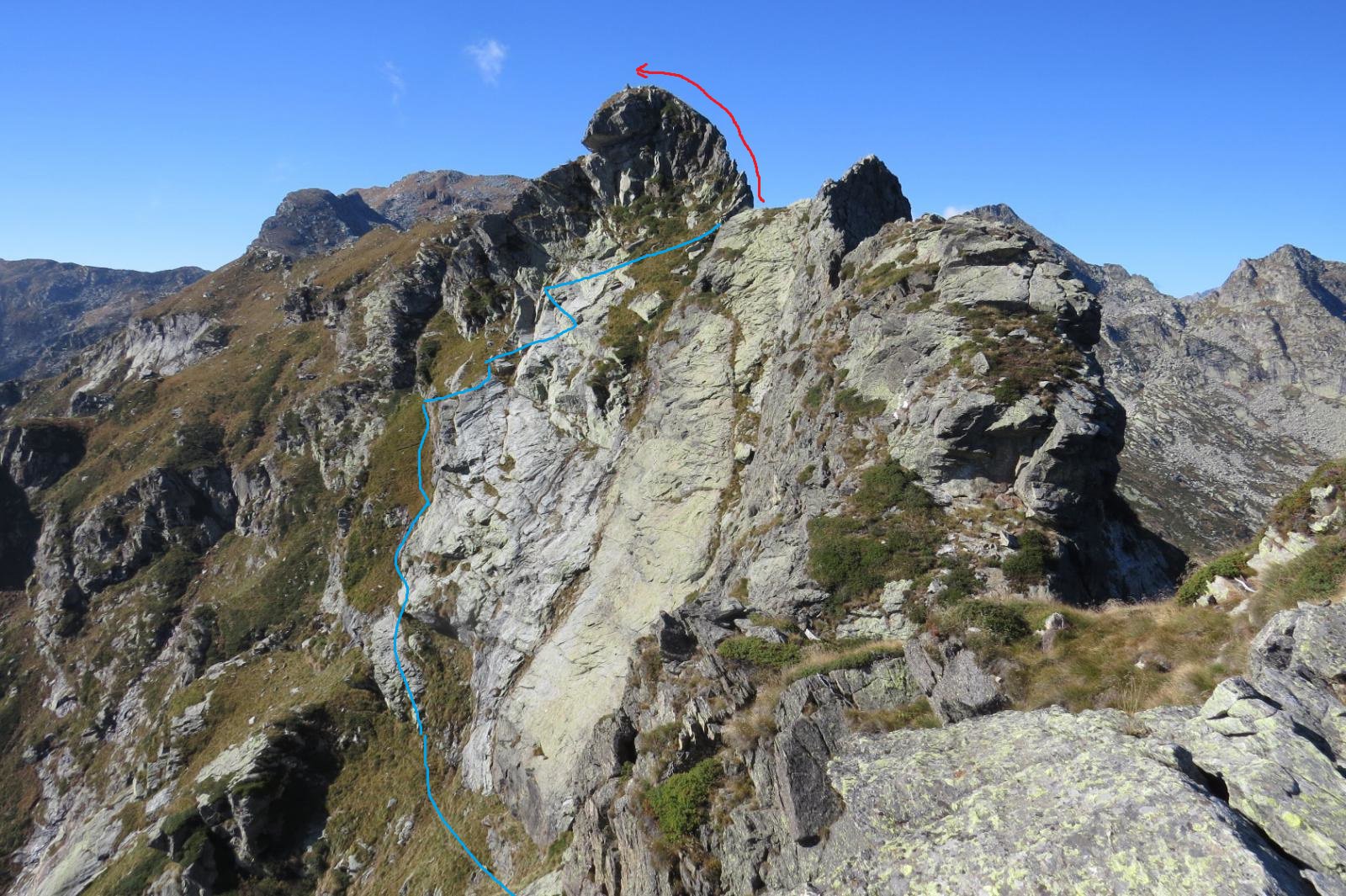 In blu l'ultima parte della ferrata, in rosso il tratto di cresta da me percorso: sembra feroce ma non lo è. 