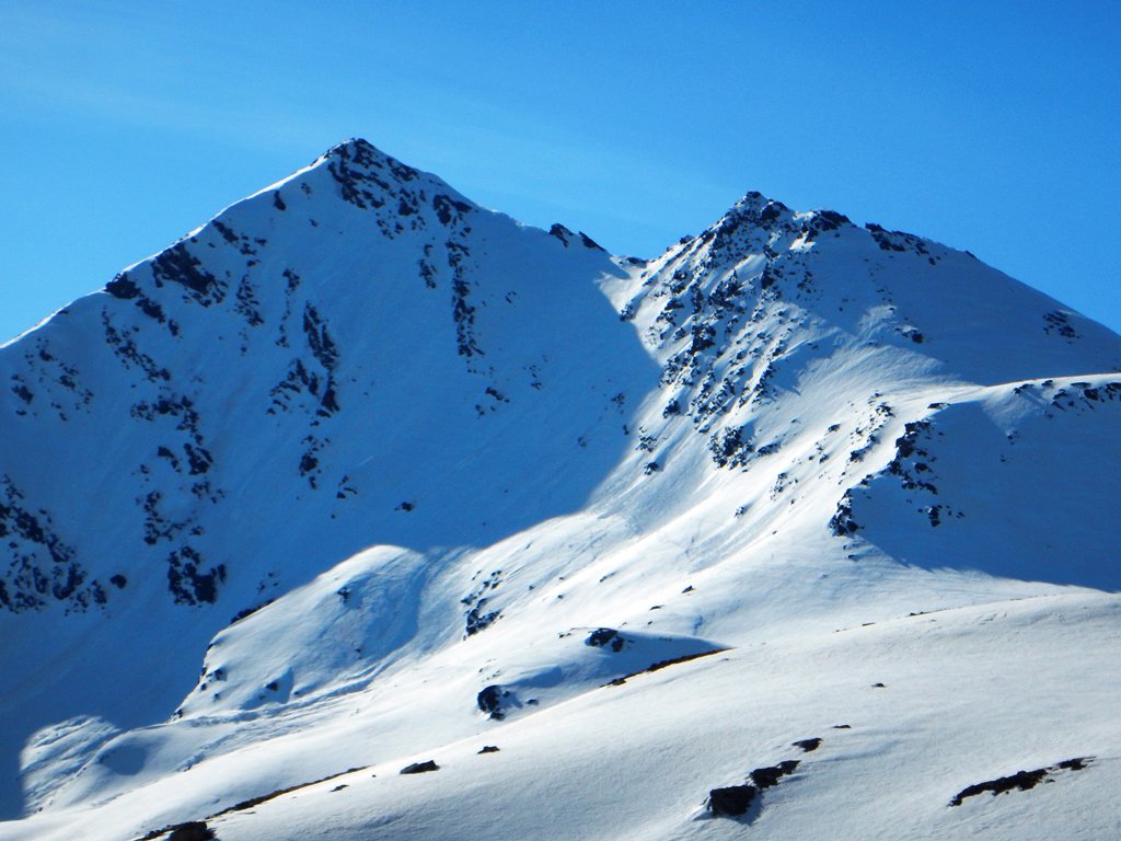 A sinistra, al sole del mattino, la linea della parete est