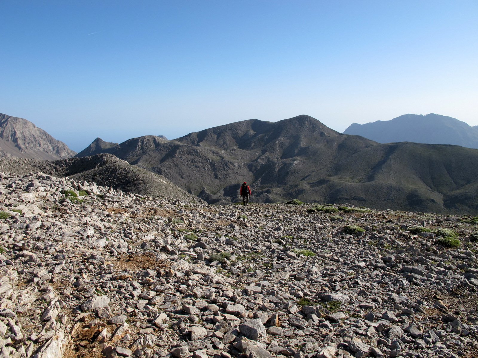 Arrivando sul Piroù Limni con il Petradé sullo sfondo.