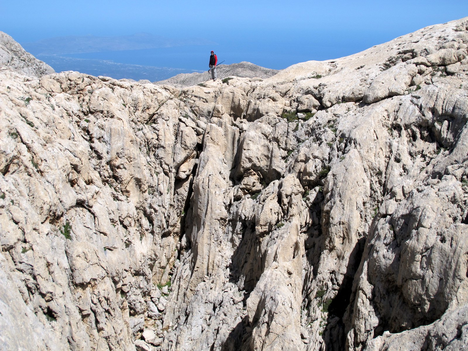 Sul bordo di una profondissima dolina, sullo sfondo la costa Nord