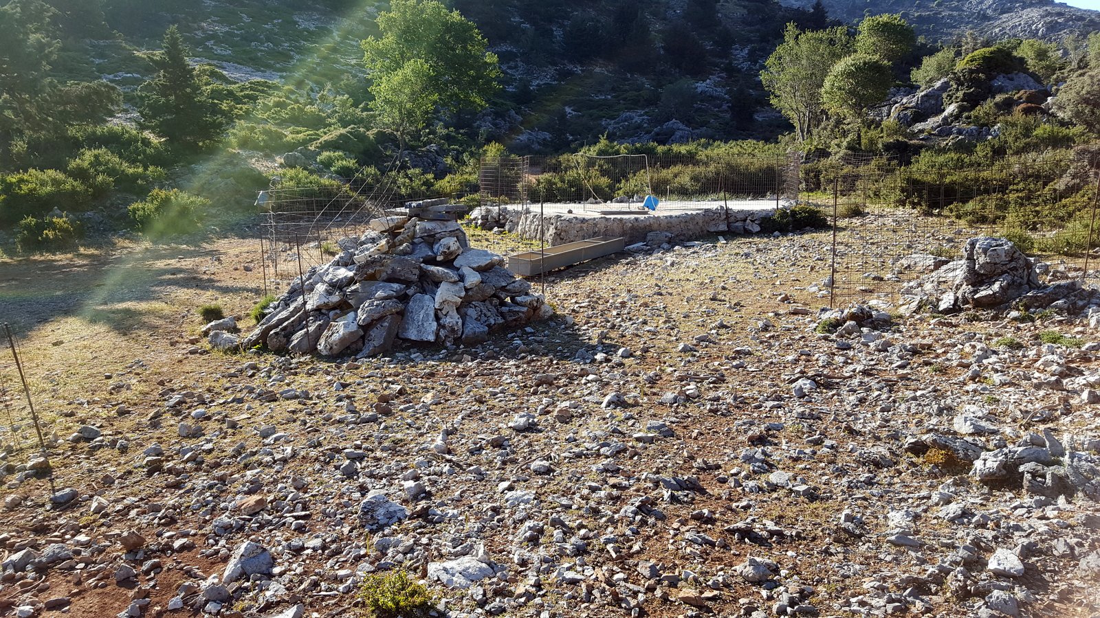 Lo spiazzo con cisterna dove parte il nuovo tracciato dell'E4