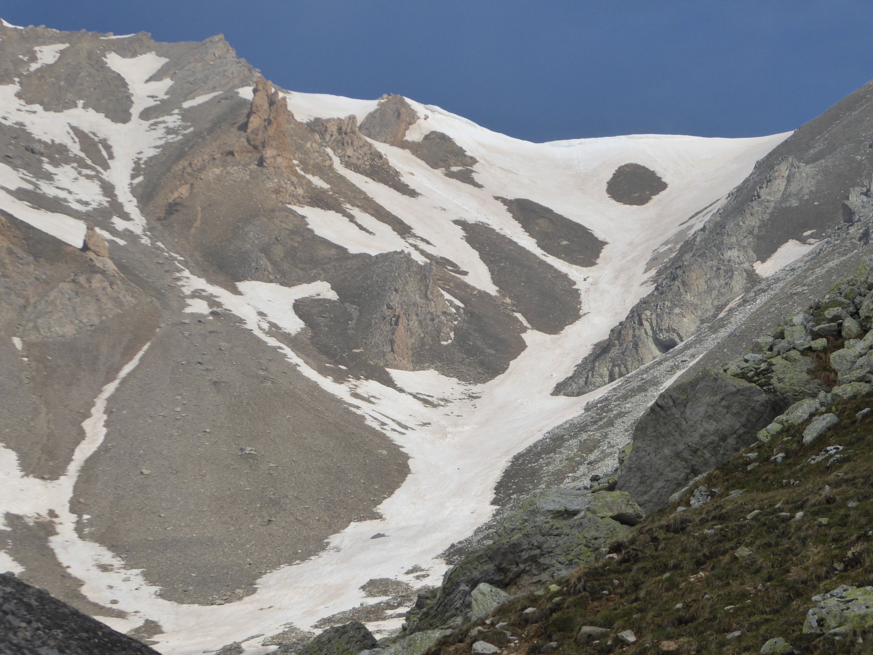 attacco del canale per il Passo di Cervet, in alto a destra