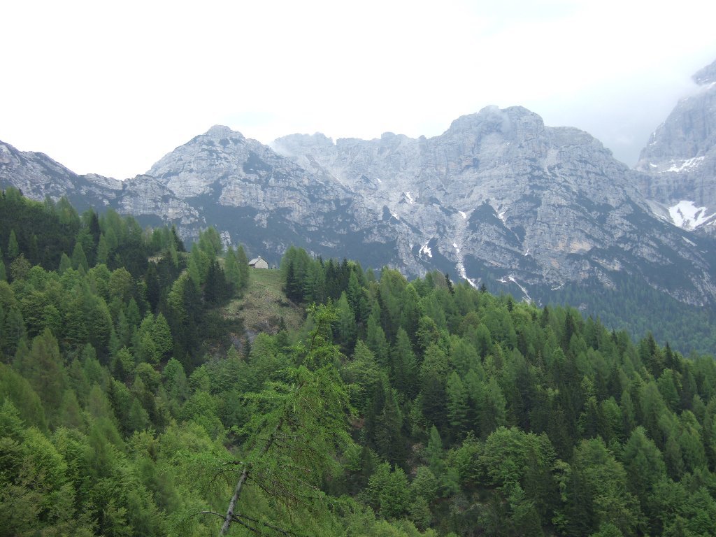 casera Bedin dal sentiero verso il rif. Buscada