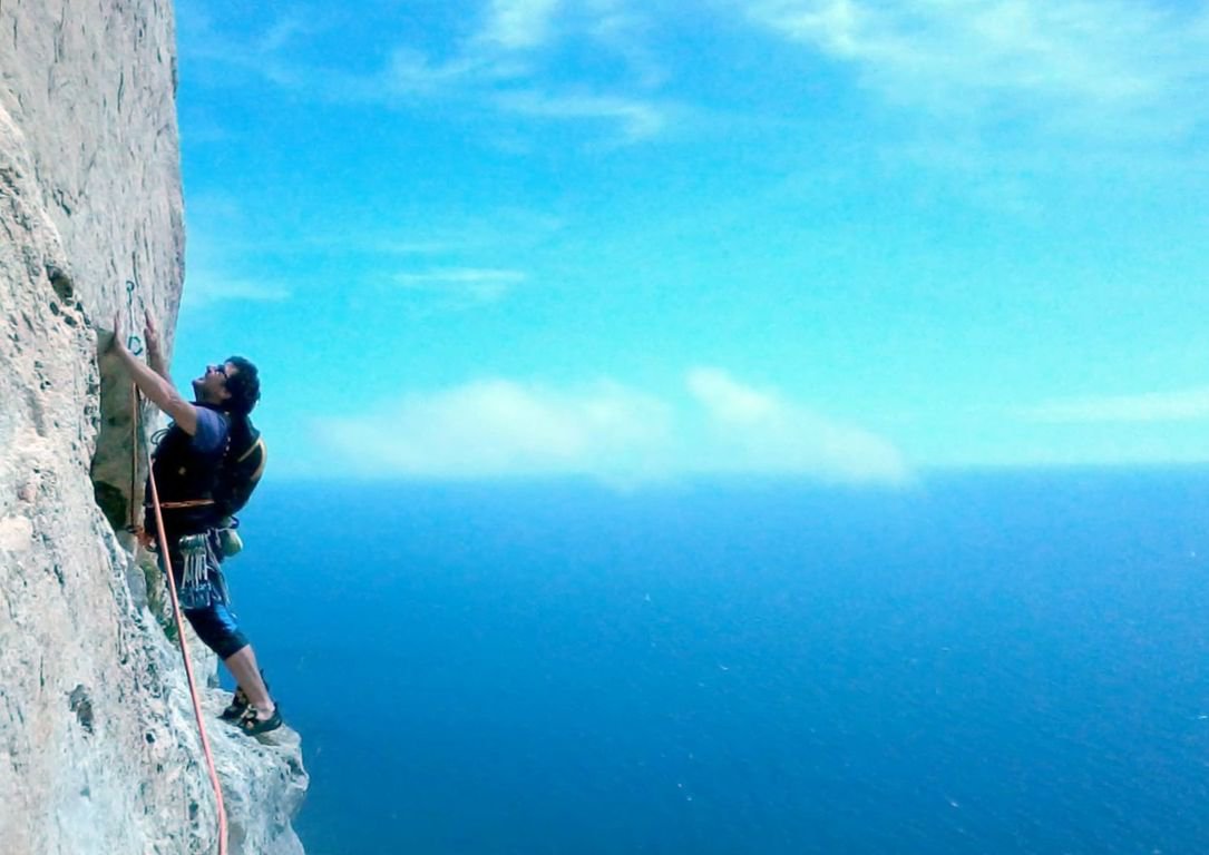 roccia bianca e vista mare