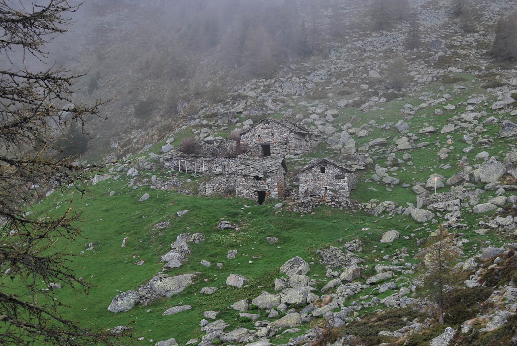 L’arrivo agli Alpeggi di Brison, dove inizia a piovere