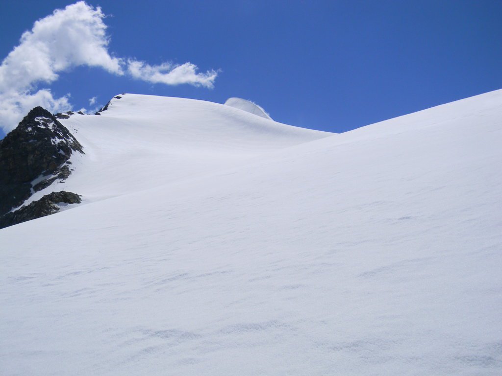la pinna sommitale appena spunta dal ghiacciaio