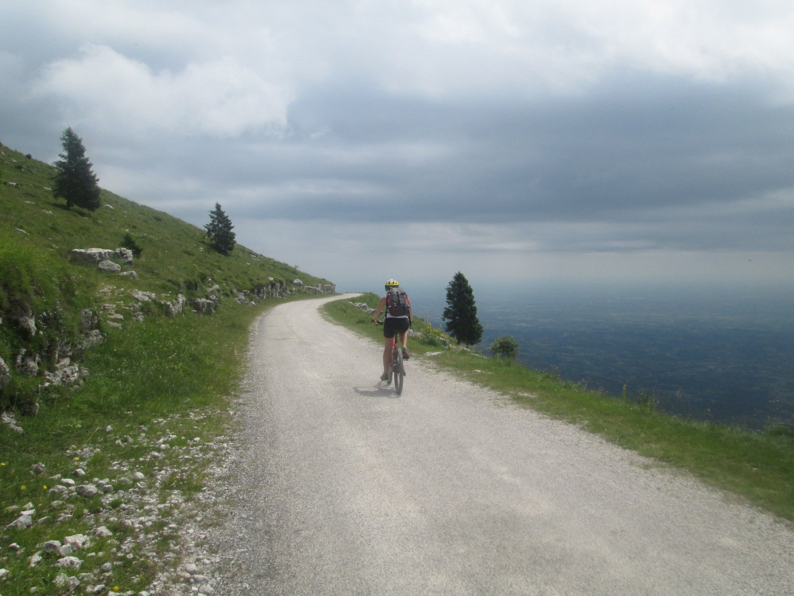 pedalando con vista sulla pianura