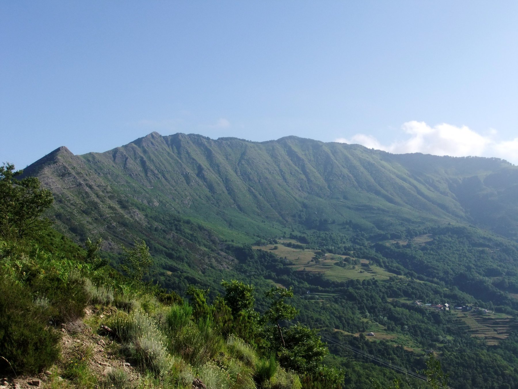 Il Ramaceto con la sottostante Conca di Cichero