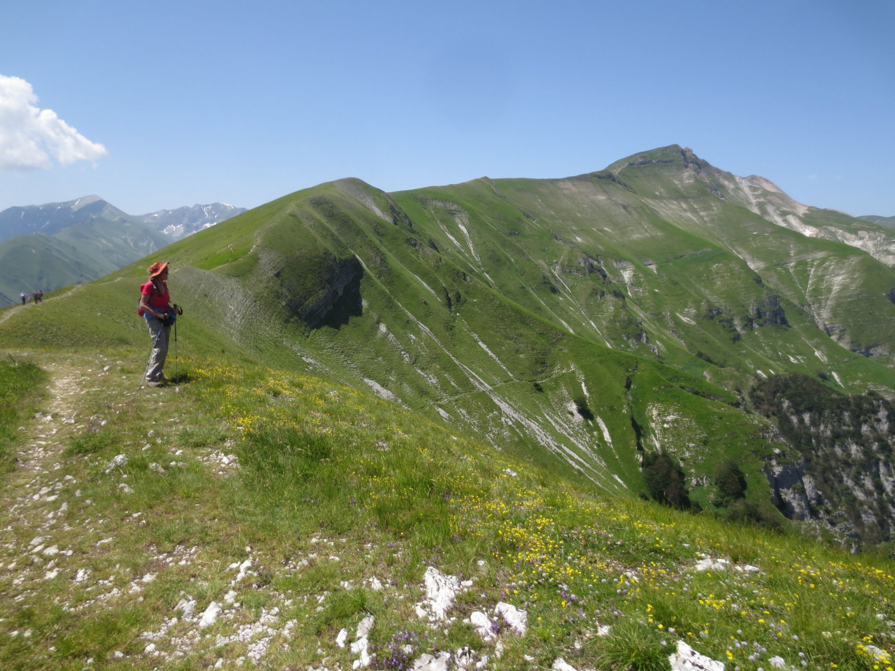 La cresta da percorrere, e il Monte Sibilla in fondo