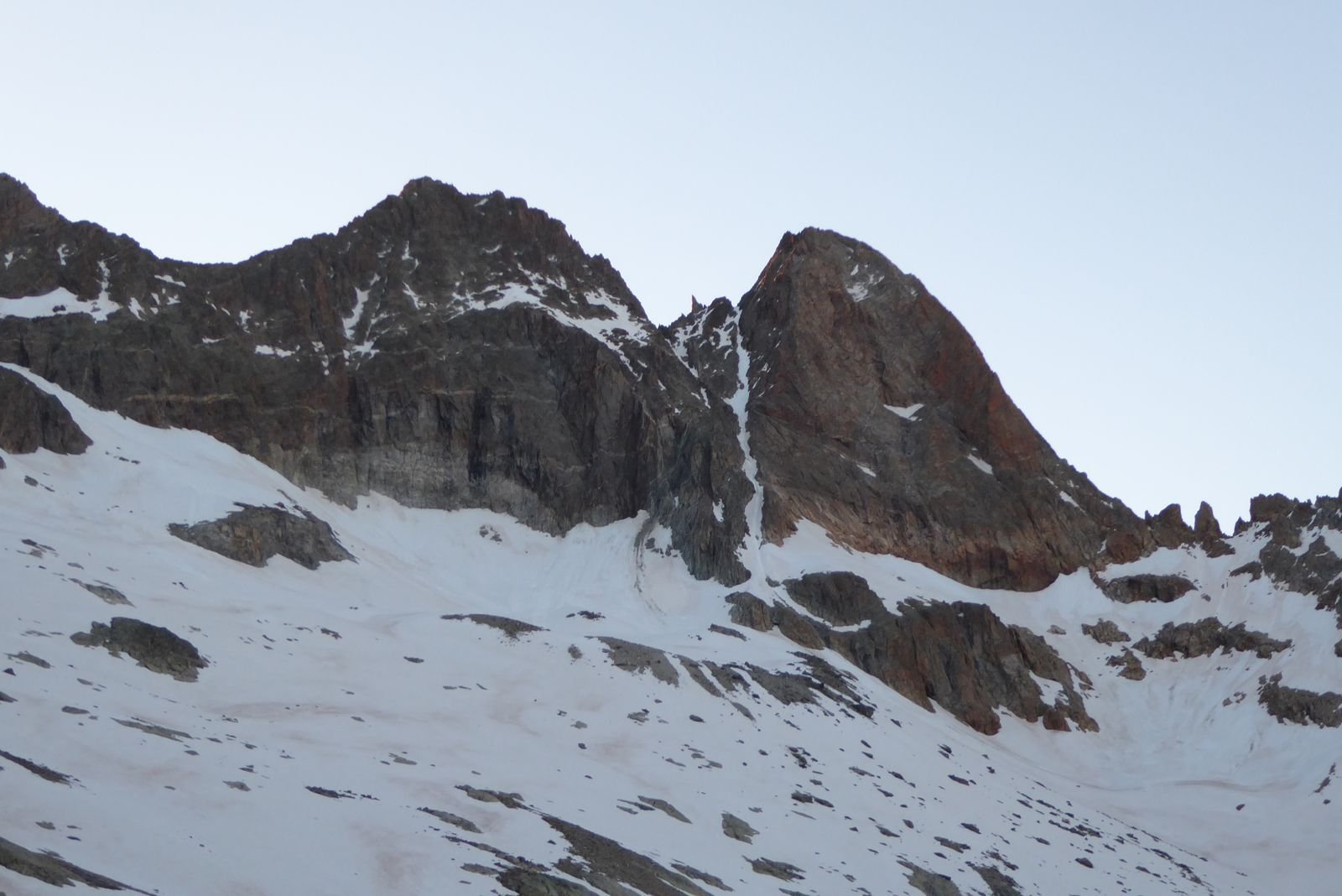 a dx la Tete de Rouget, a sx il Pic Geny, in mezzo l'evidente canale Ovest