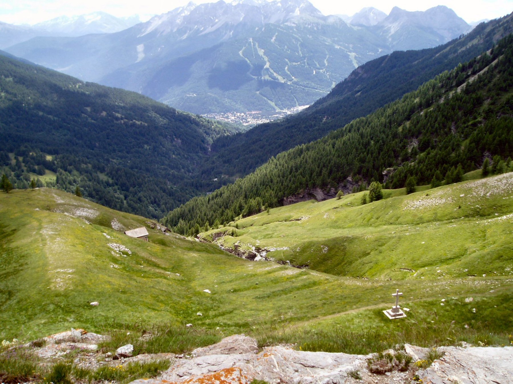 Casermetta dei carabinieri e la croce che segnala il Caposaldo Frejus.