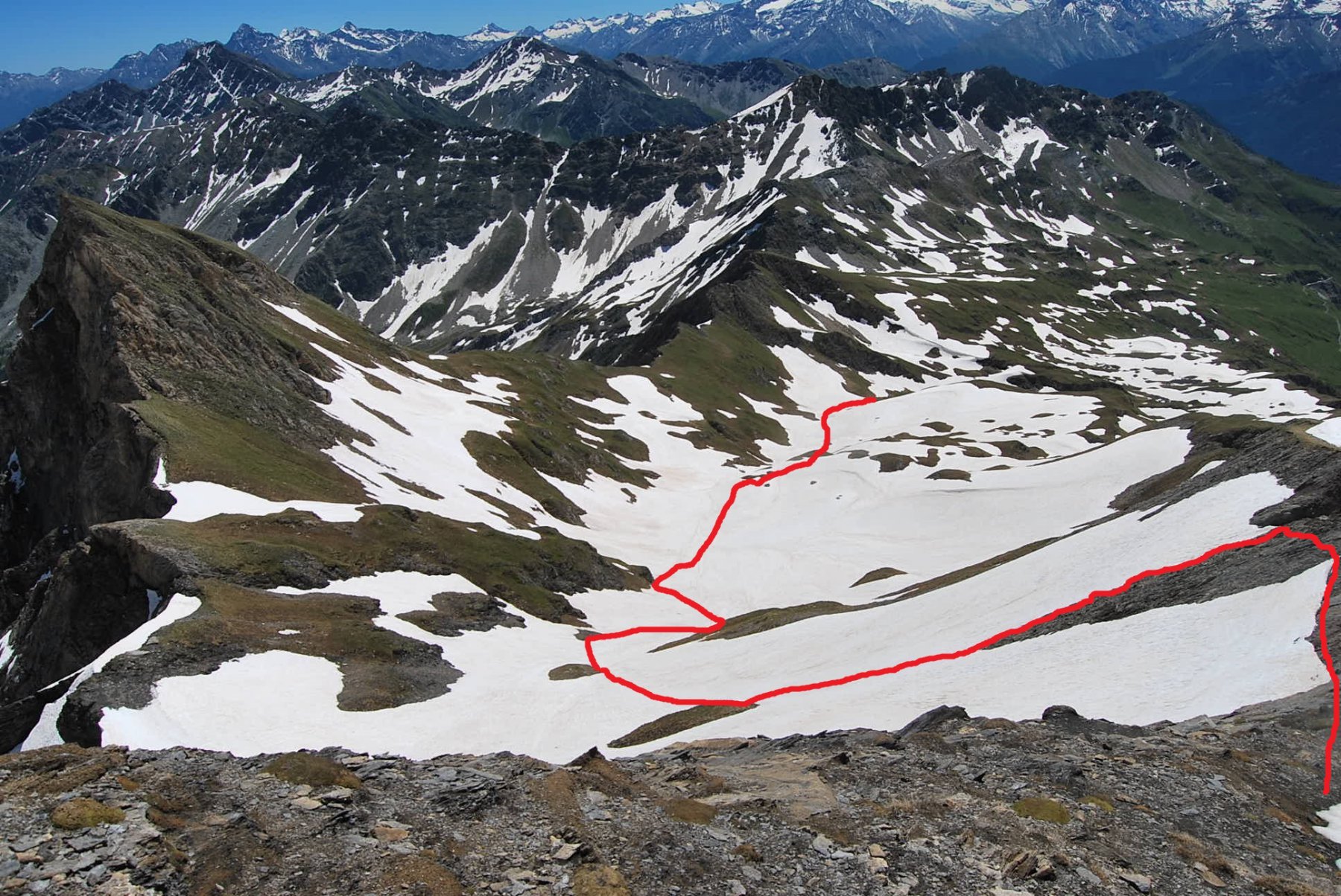 La via di discesa, vista dall’alto, nel vallone ai piedi del Creton du Midi (a sinistra) e che porta fino alla sterrata per Bonalex