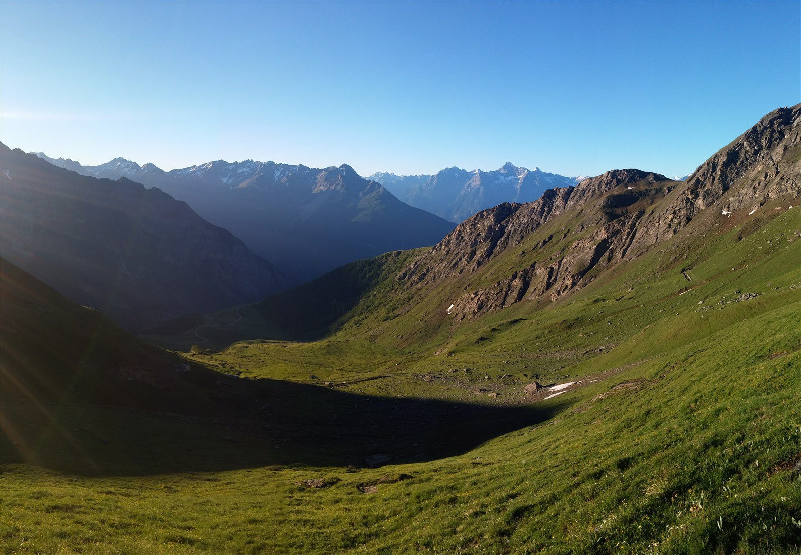 Il tratto di salita. La Tsa d'Antsermin sotto nel cono d'ombra proiettato dal Monte Rotondo