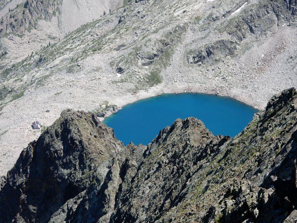 Parte del Lago delle Portette e Rifugio Questa alla sua sinistra