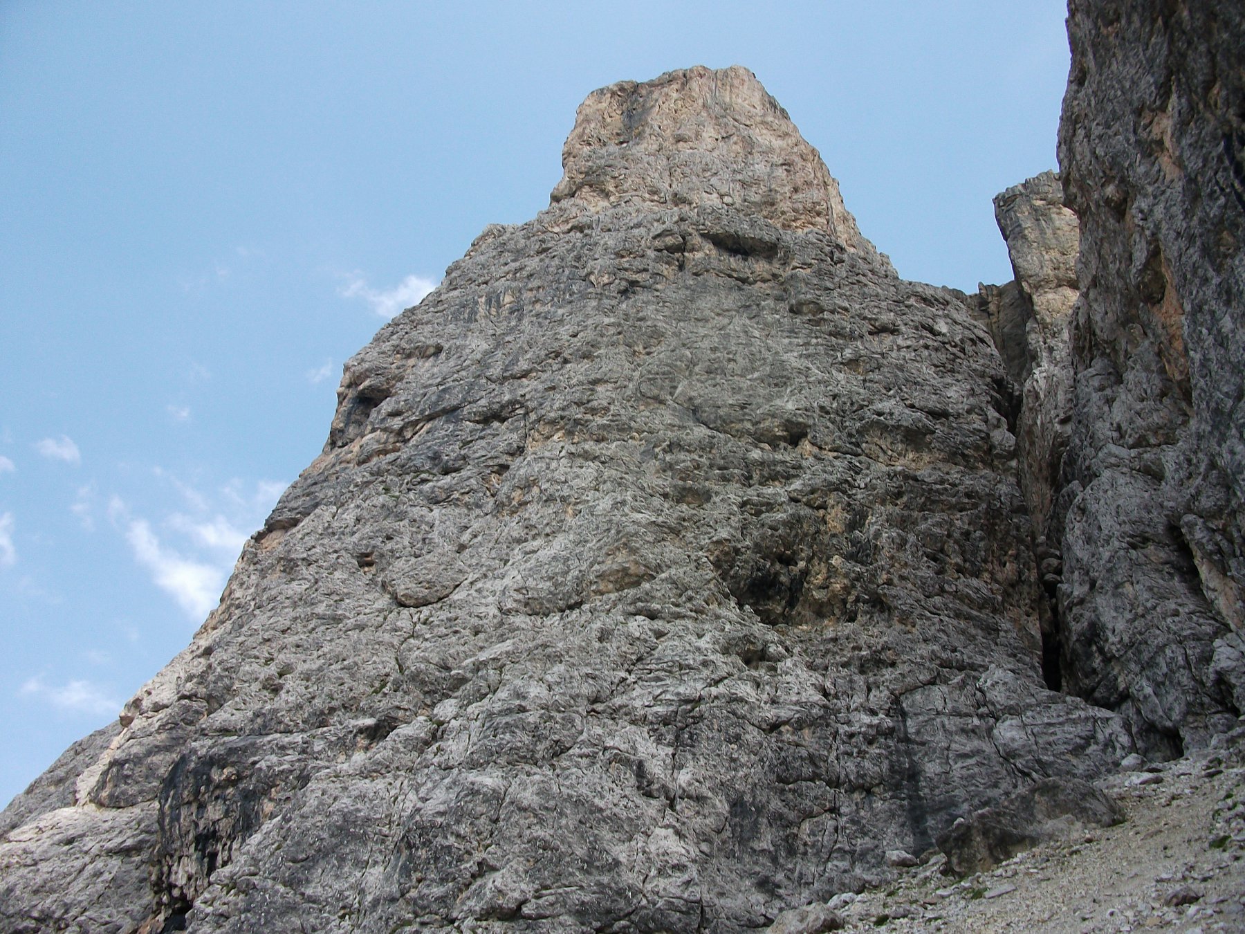 La parete O della III Torre di Sella