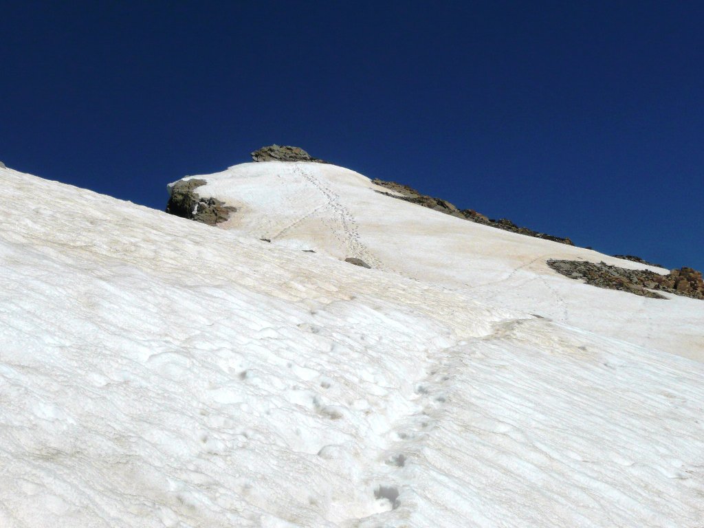 Dorsale finale e cima rocciosa negli ultimi metri