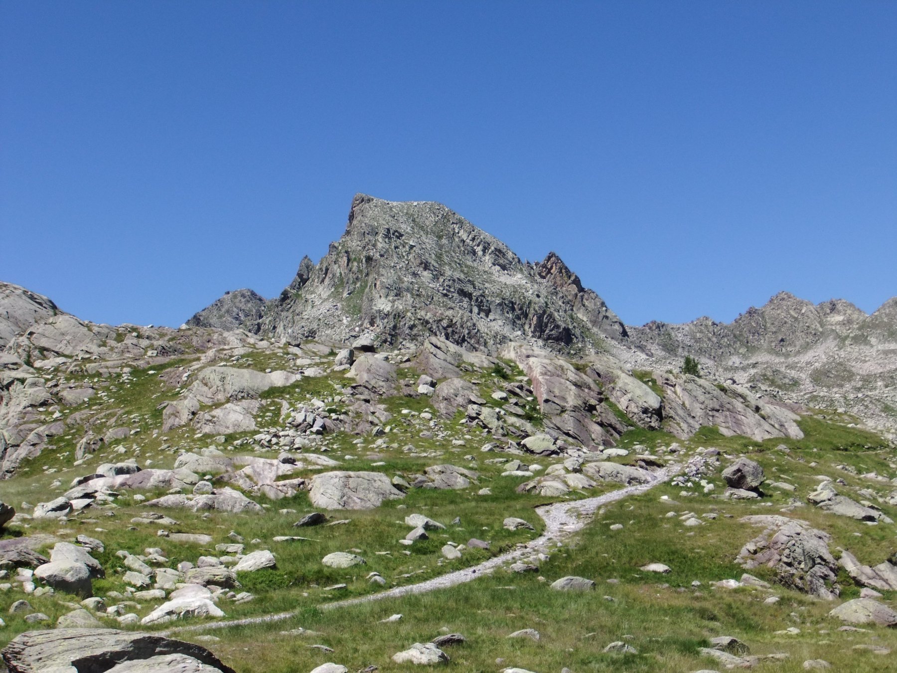 Dopo due ore , appare imponente la Cime des Lacs