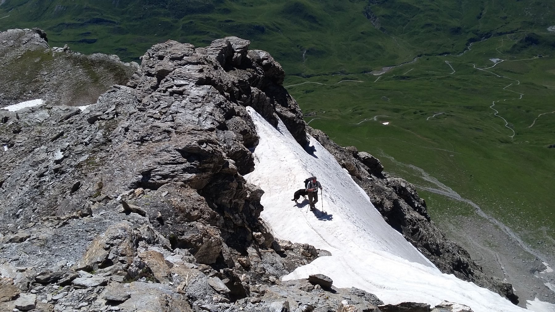 sulla cresta la traccia sfiora un ripido nevaio