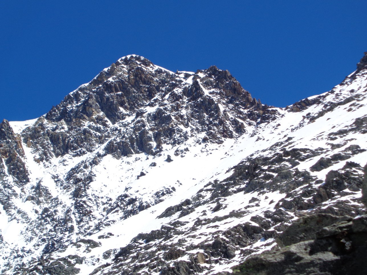 uno sguardo indietro dove si scorge molto nitidamente la cresta rocciosa percorsa poco prima 