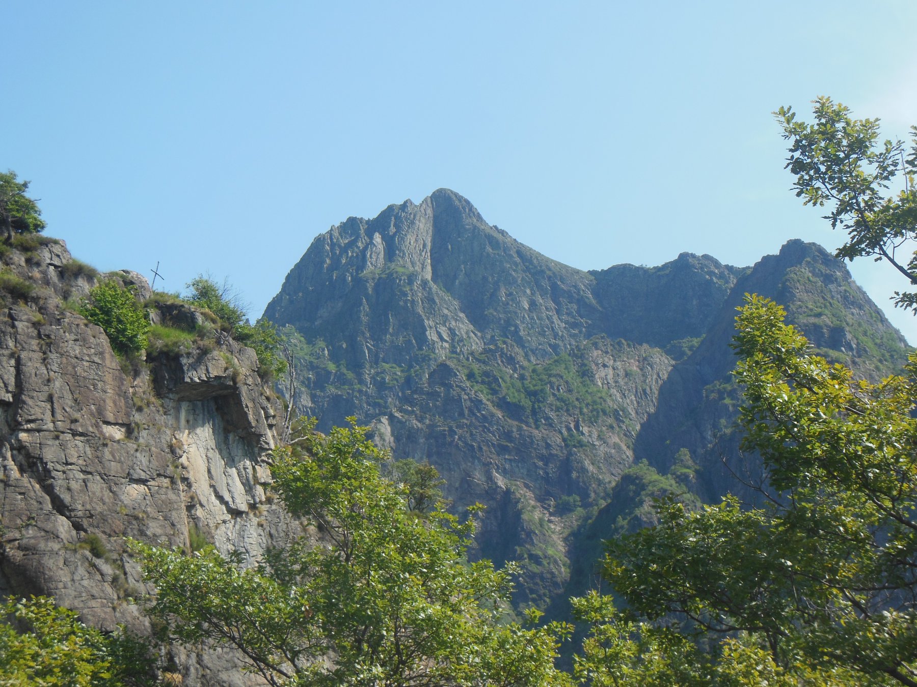 Sasso Grande con la croce e Lesino