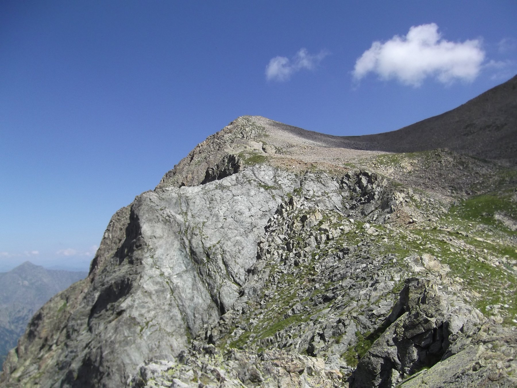 Cima Ovest del Lago dell'Agnel (m.2796).