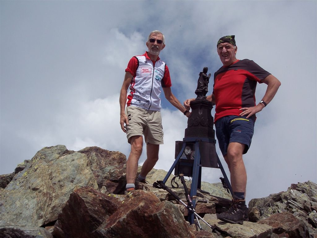 in cima con la madonnina