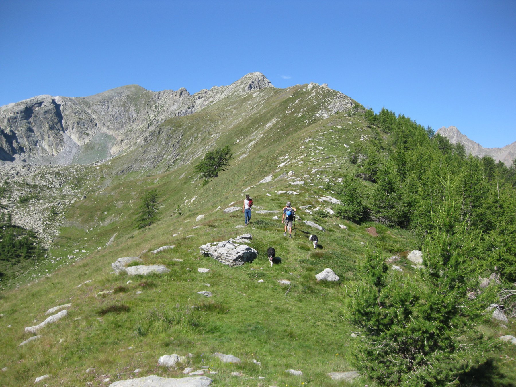 In avvicinamento lungo la dorsale dal M. Paraquerte.