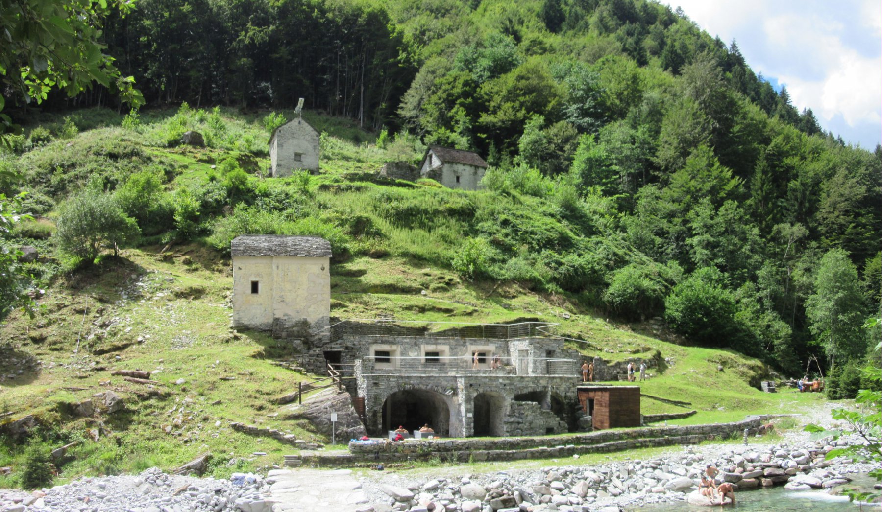 I Bagni di Craveggia e il ricovero Baitin dul Saraca appena sopra 