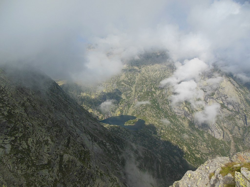 Una raro momento di buona visibilità percorrendo la dorsale: Il Lago Lazin