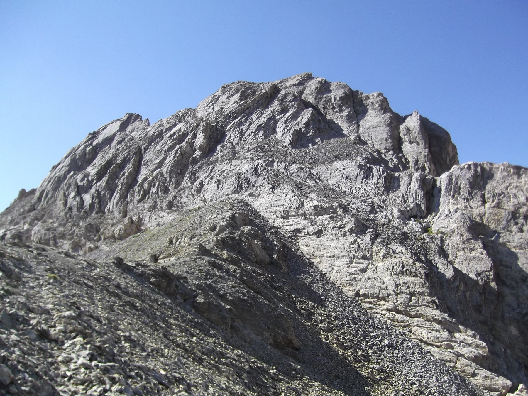 A dx la fessura che porta alla Cima NO (m.2865).