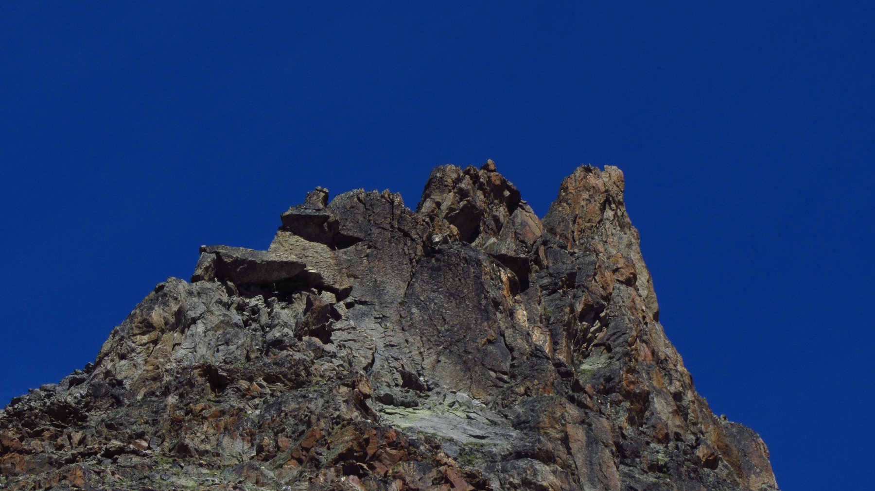 Uno dei primi ostici torrioni incontrati all'inizio della cresta