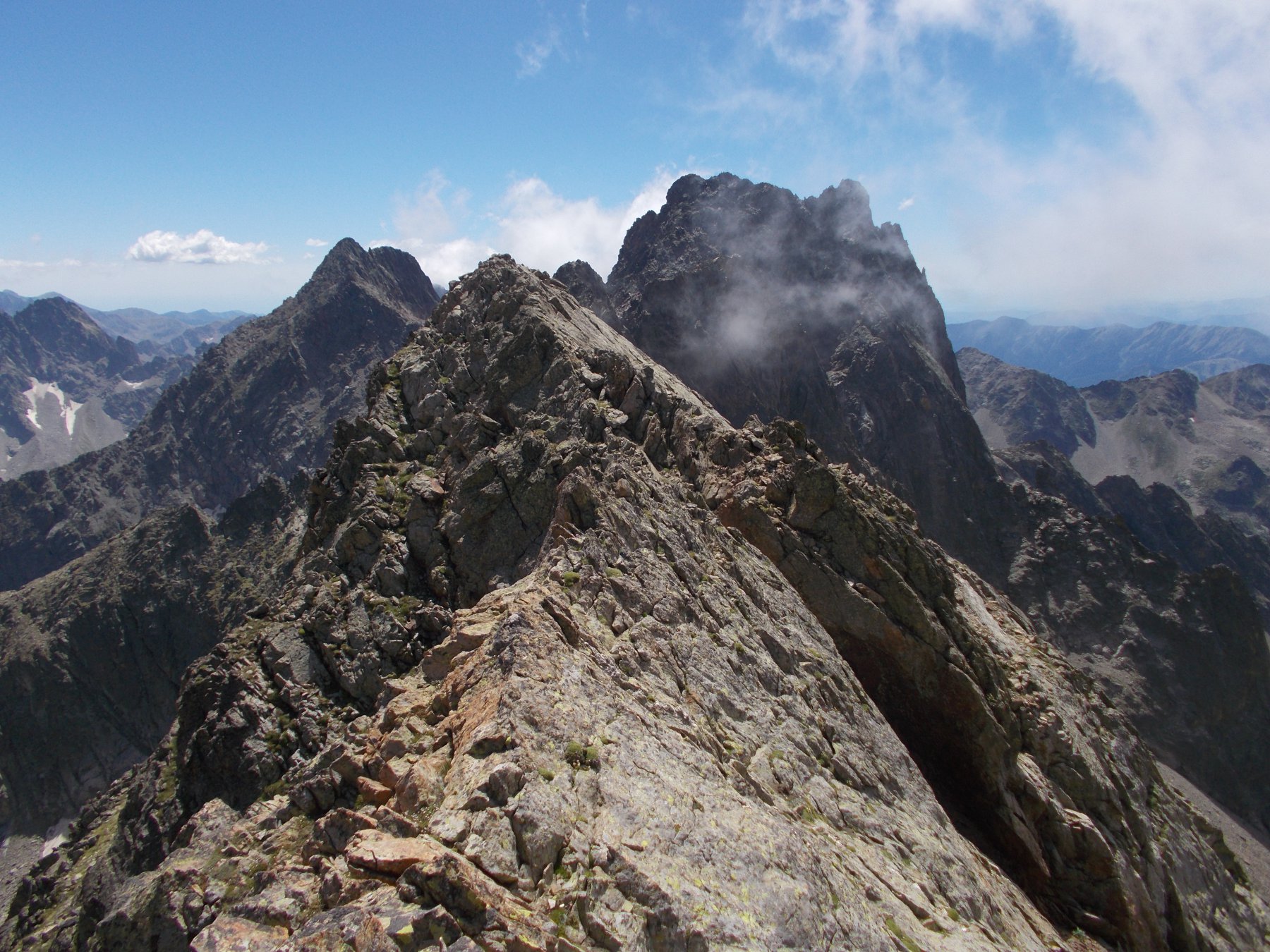 in primo piano la Cima Paganini,,e subito dietro la Cima dsi Nasta..dalla cresta nord..