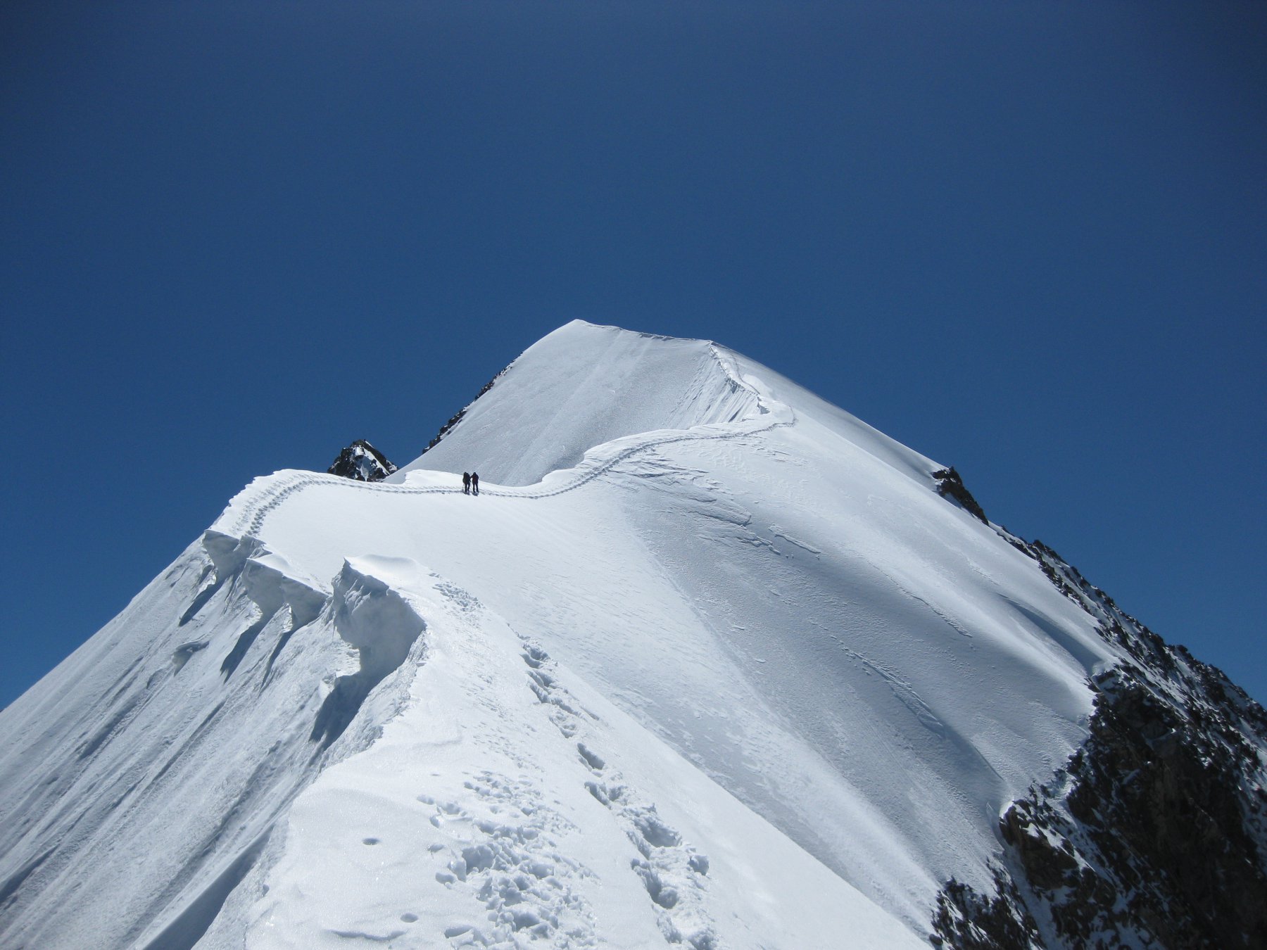 Gianni S. e il figlio Federico, sulla cresta più famosa delle Alpi centrali.