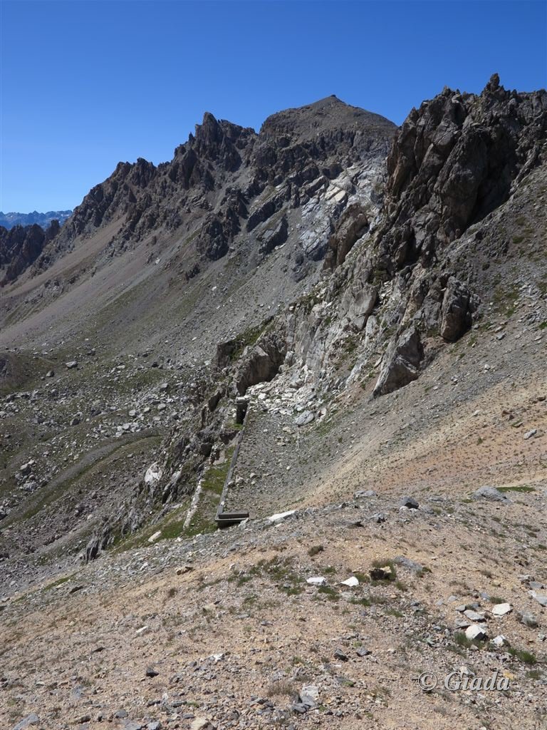 Scaletta e casermetta visti salendo al Bric