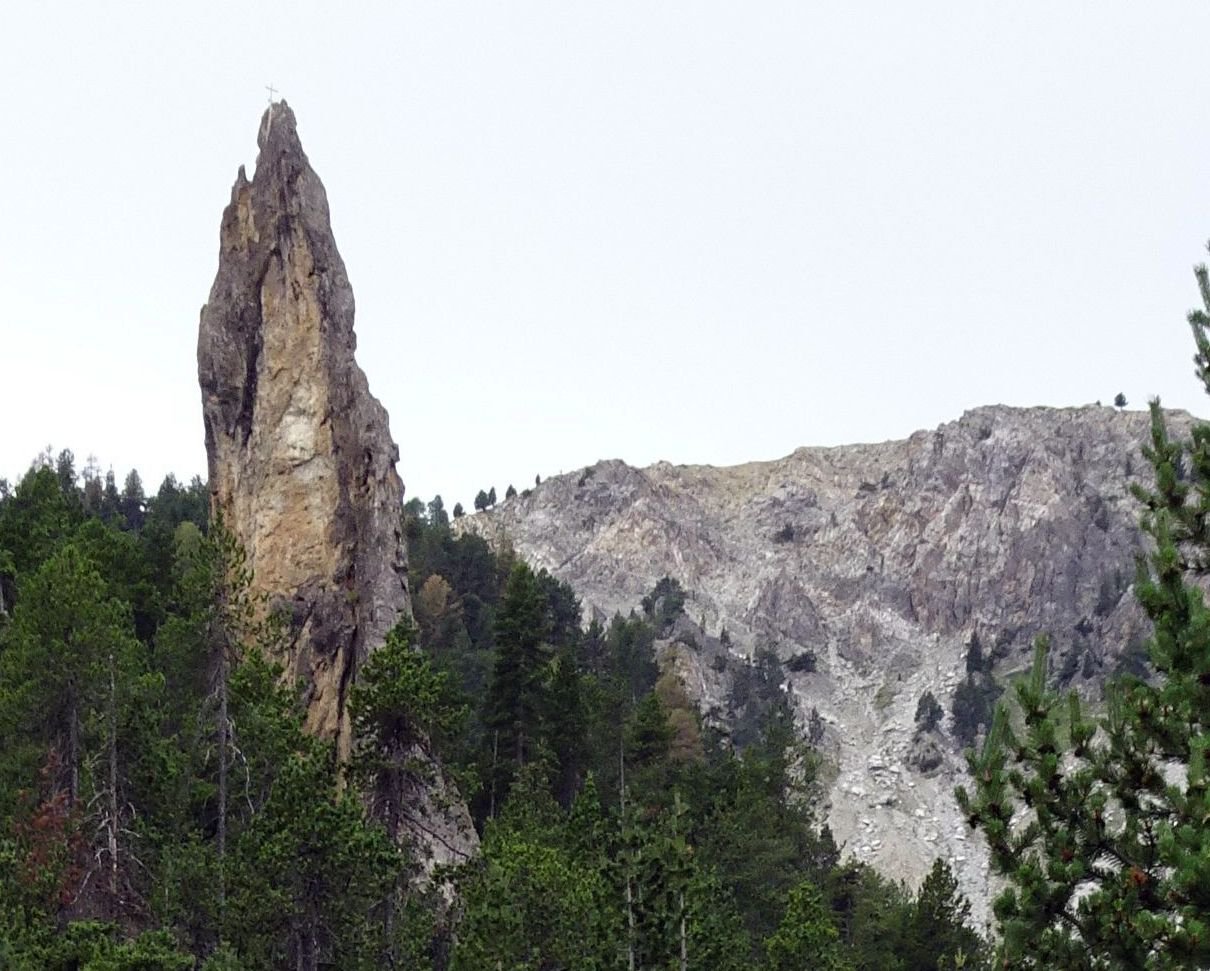 a destra sale la normale della guglia immersa nel bosco